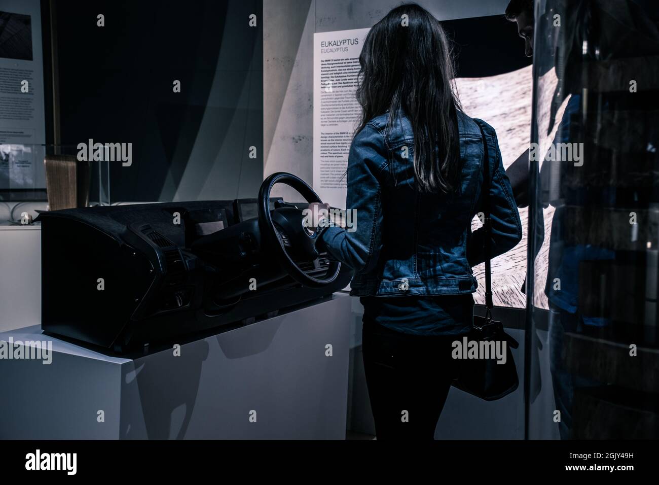 Ausstellung für innovative Elektrofahrzeuge und Recycable-Materialien wie Kohlenstoffeukalyptusgewebe und andere Stockfoto