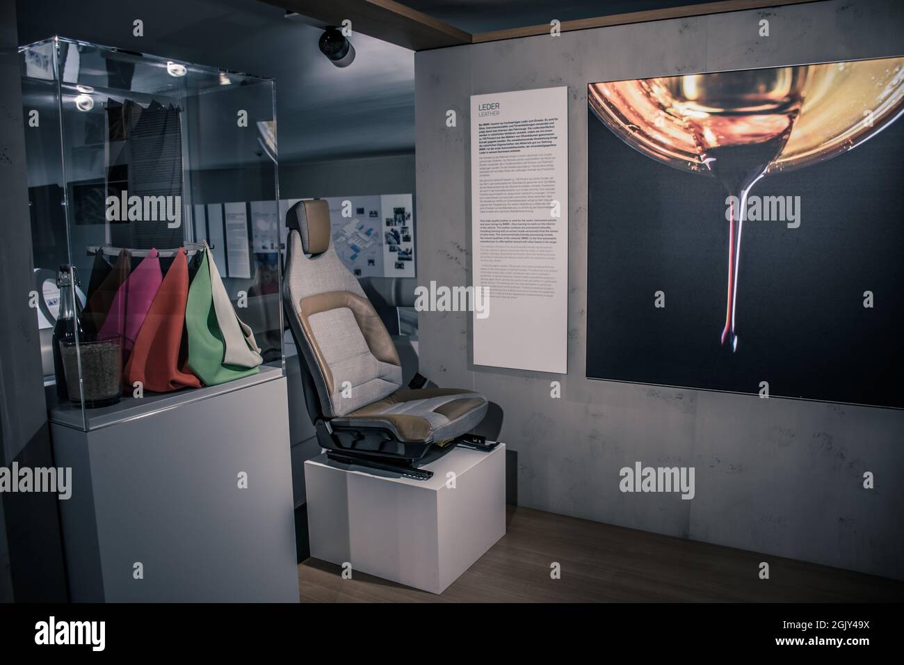 Ausstellung für innovative Elektrofahrzeuge und Recycable-Materialien wie Kohlenstoffeukalyptusgewebe und andere Stockfoto