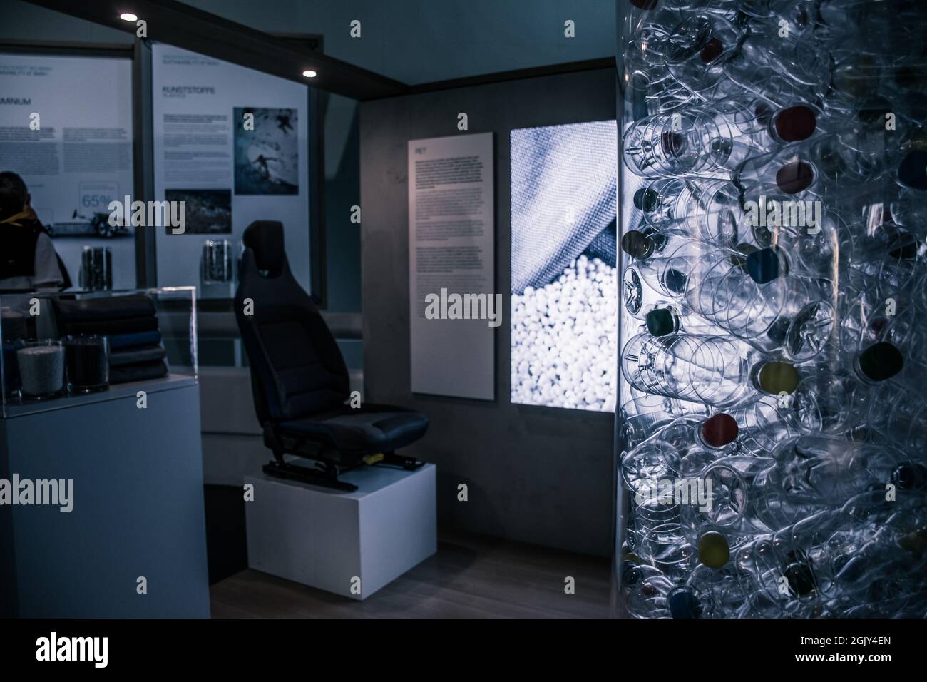 Ausstellung für innovative Elektrofahrzeuge und Recycable-Materialien wie Kohlenstoffeukalyptusgewebe und andere Stockfoto