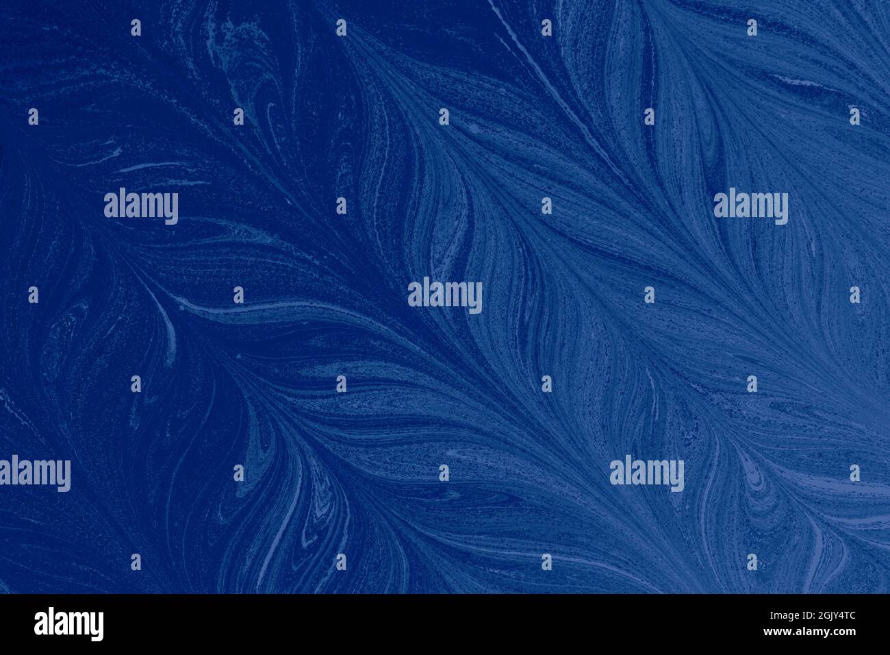 Eine abstrakte Illustration der federförmigen öligen blauen Malerei Stockfoto