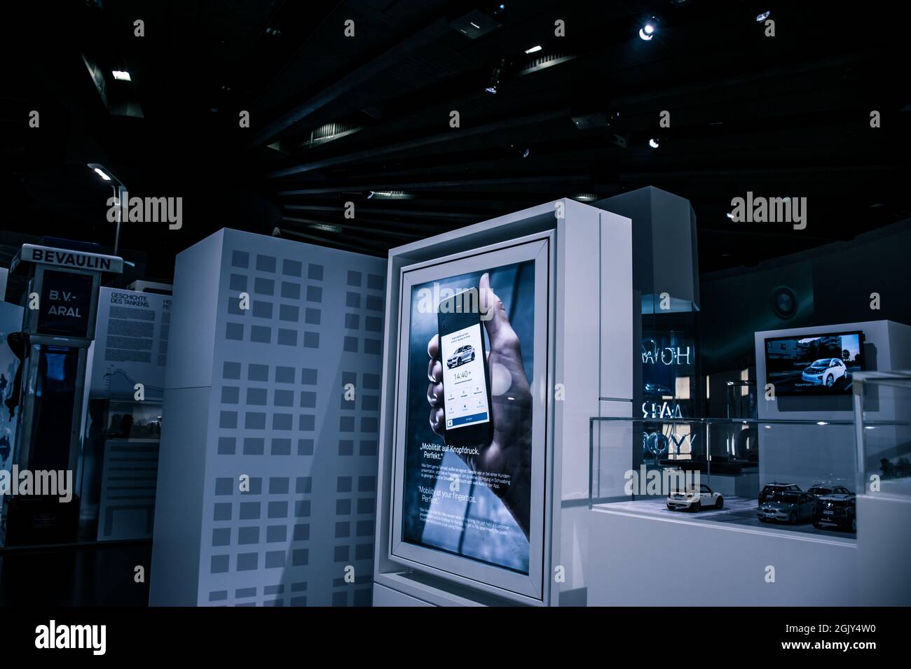 Im Fokus stehen die innovativen Technologiethemen von BMW i: Der vollelektrische BMW i3 als konsequent nachhaltig konzipiertes emissionsfreies Fahrzeug für den Innenraum Stockfoto