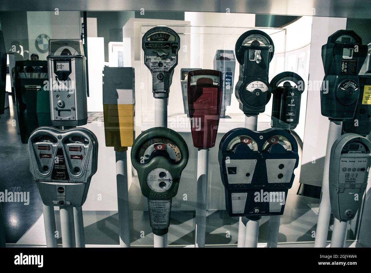 Im Fokus stehen die innovativen Technologiethemen von BMW i: Der vollelektrische BMW i3 als konsequent nachhaltig konzipiertes emissionsfreies Fahrzeug für den Innenraum Stockfoto