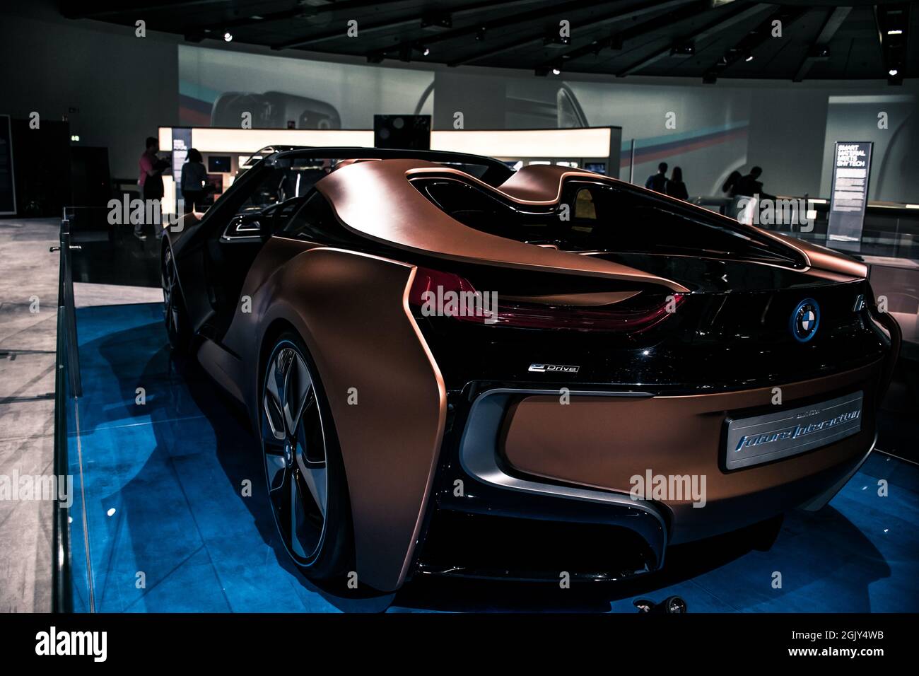 Im Fokus stehen die innovativen Technologiethemen von BMW i: Der vollelektrische BMW i3 als konsequent nachhaltig konzipiertes emissionsfreies Fahrzeug für den Innenraum Stockfoto