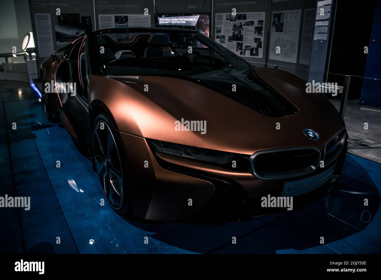 Im Fokus stehen die innovativen Technologiethemen von BMW i: Der vollelektrische BMW i3 als konsequent nachhaltig konzipiertes emissionsfreies Fahrzeug für den Innenraum Stockfoto