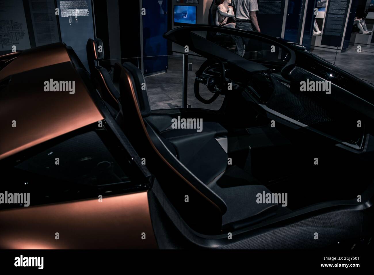 Im Fokus stehen die innovativen Technologiethemen von BMW i: Der vollelektrische BMW i3 als konsequent nachhaltig konzipiertes emissionsfreies Fahrzeug für den Innenraum Stockfoto