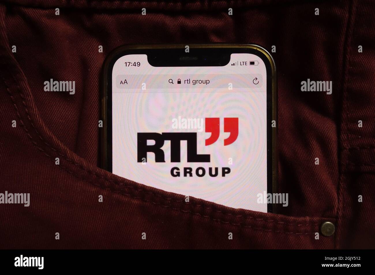 KONSKIE, POLEN - 04. September 2021: Logo der RTL Group SA auf dem Mobiltelefon, versteckt in der Jeanstasche Stockfoto
