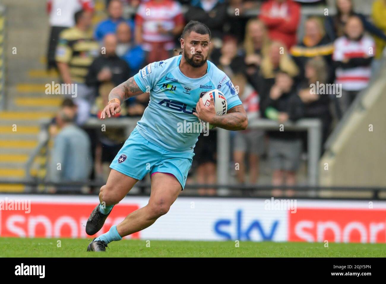 David Fifita (8) von Wakefield Trinity läuft mit dem Ball in Leigh, Vereinigtes Königreich am 9/12/2021. (Foto von Simon Whitehead/News Images/Sipa USA) Stockfoto