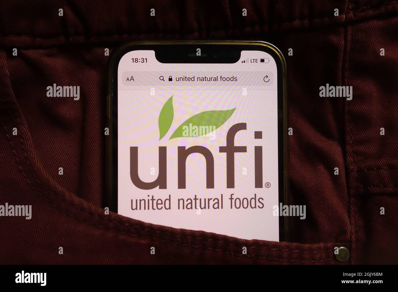 KONSKIE, POLEN - 04. September 2021: Das UNFI-Logo von United Natural Foods Inc. Wird auf dem Mobiltelefon in der Jeanstasche versteckt angezeigt Stockfoto