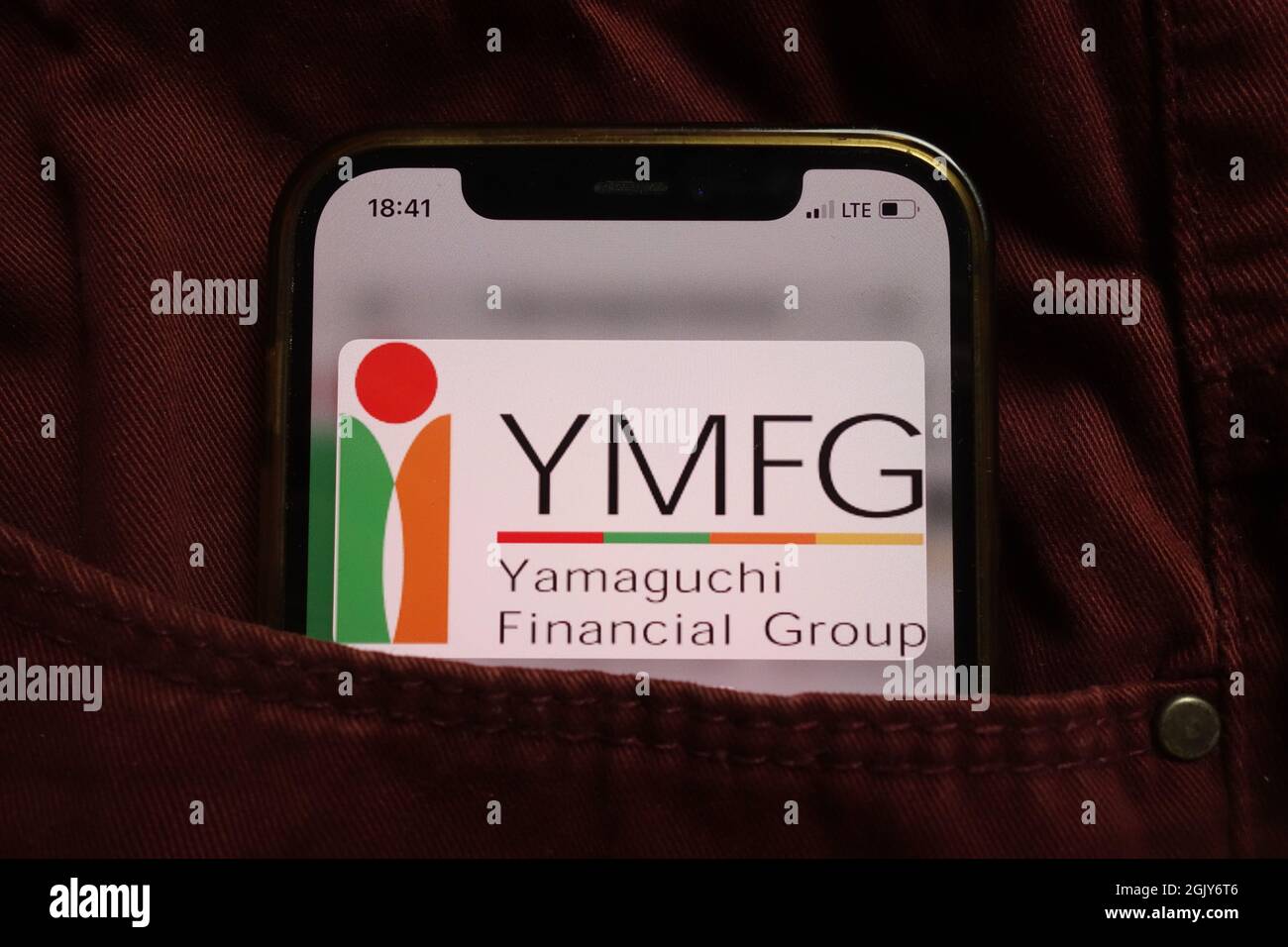 KONSKIE, POLEN - 04. September 2021: Yamaguchi Financial Group-Logo auf dem Mobiltelefon, versteckt in der Jeanentasche Stockfoto