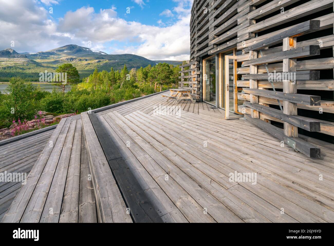 Vietas, Sweeden - 08.15.2021: Modernes Holzgebäude des Besucherzentrums Laponia in Stora Sjofallet, Nationalpark Stuor Muorkke in Schwedisch Lappland. Stockfoto