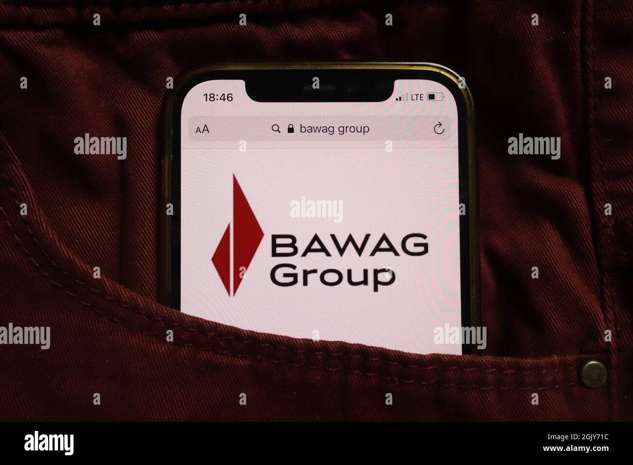 KONSKIE, POLEN - 04. September 2021: Das Logo der BAWAG Group wird auf dem Mobiltelefon in der Jeanentasche versteckt angezeigt Stockfoto