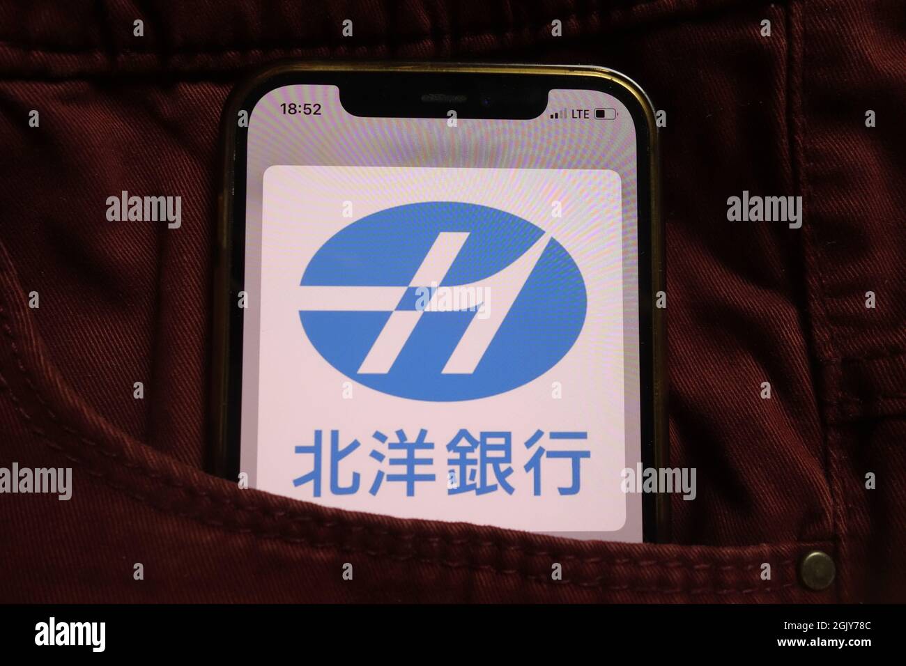 KONSKIE, POLEN - 04. September 2021: Logo der North Pacific Bank auf dem Mobiltelefon, versteckt in der Jeanentasche Stockfoto