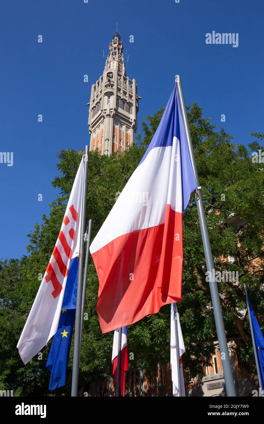 Französische Flagge auf dem Verwaltungsgebäude Stockfoto