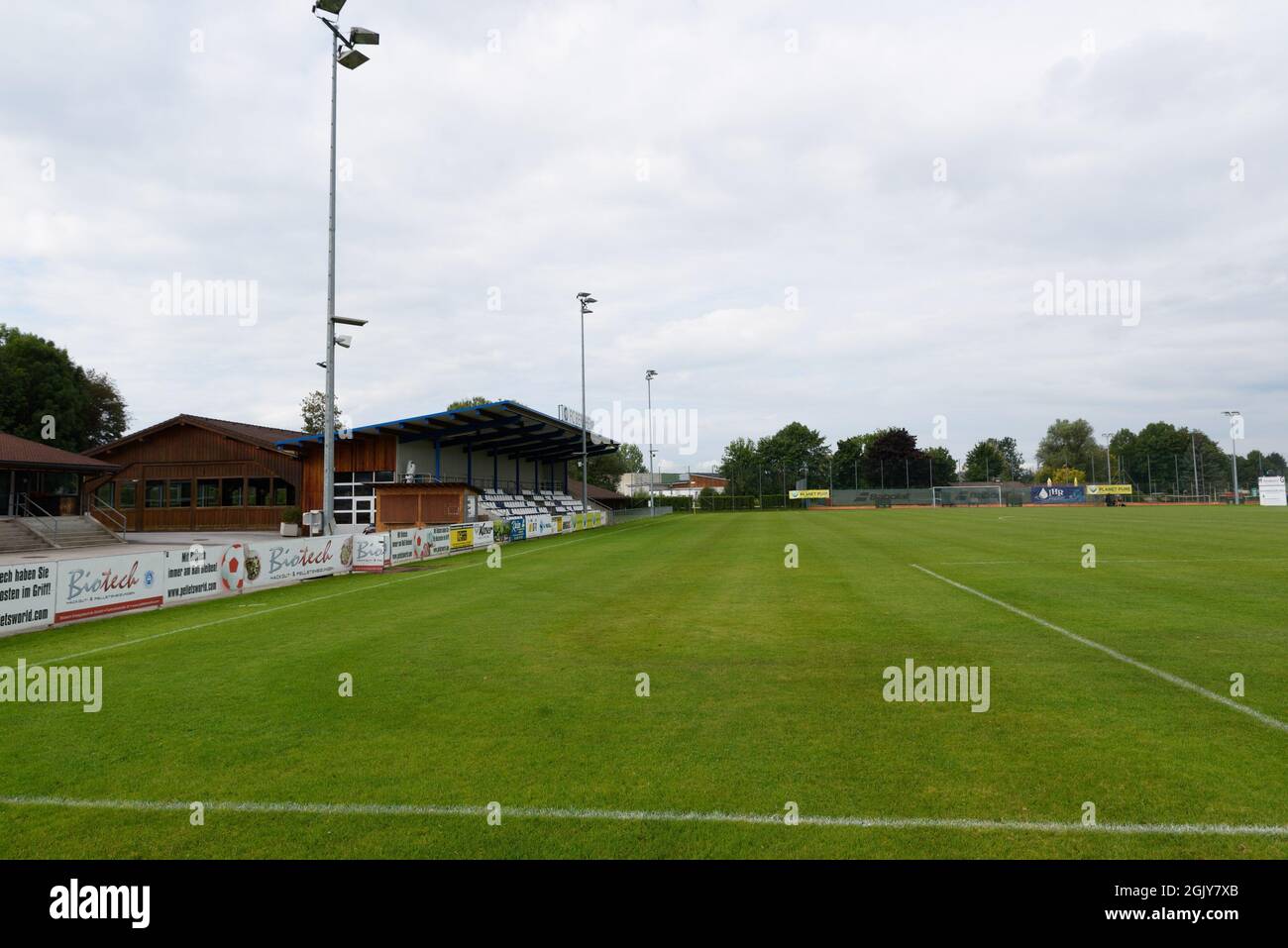 Gesamtansicht des FC Bergheim Stadion vor dem Bundesliga-Spiel Planet Pure Frauen zwischen FC Bergheim und Wacker Innsbruck im FC Bergheim Stadion, Österreich. Stockfoto