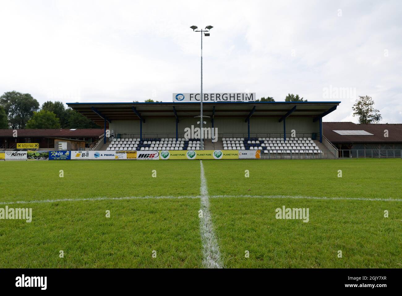 Hauptstand in Bergheim vor dem Bundesliga-Spiel Planet Pure Frauen zwischen dem FC Bergheim und Wacker Innsbruck im FC Bergheim Stadion, Österreich. Stockfoto