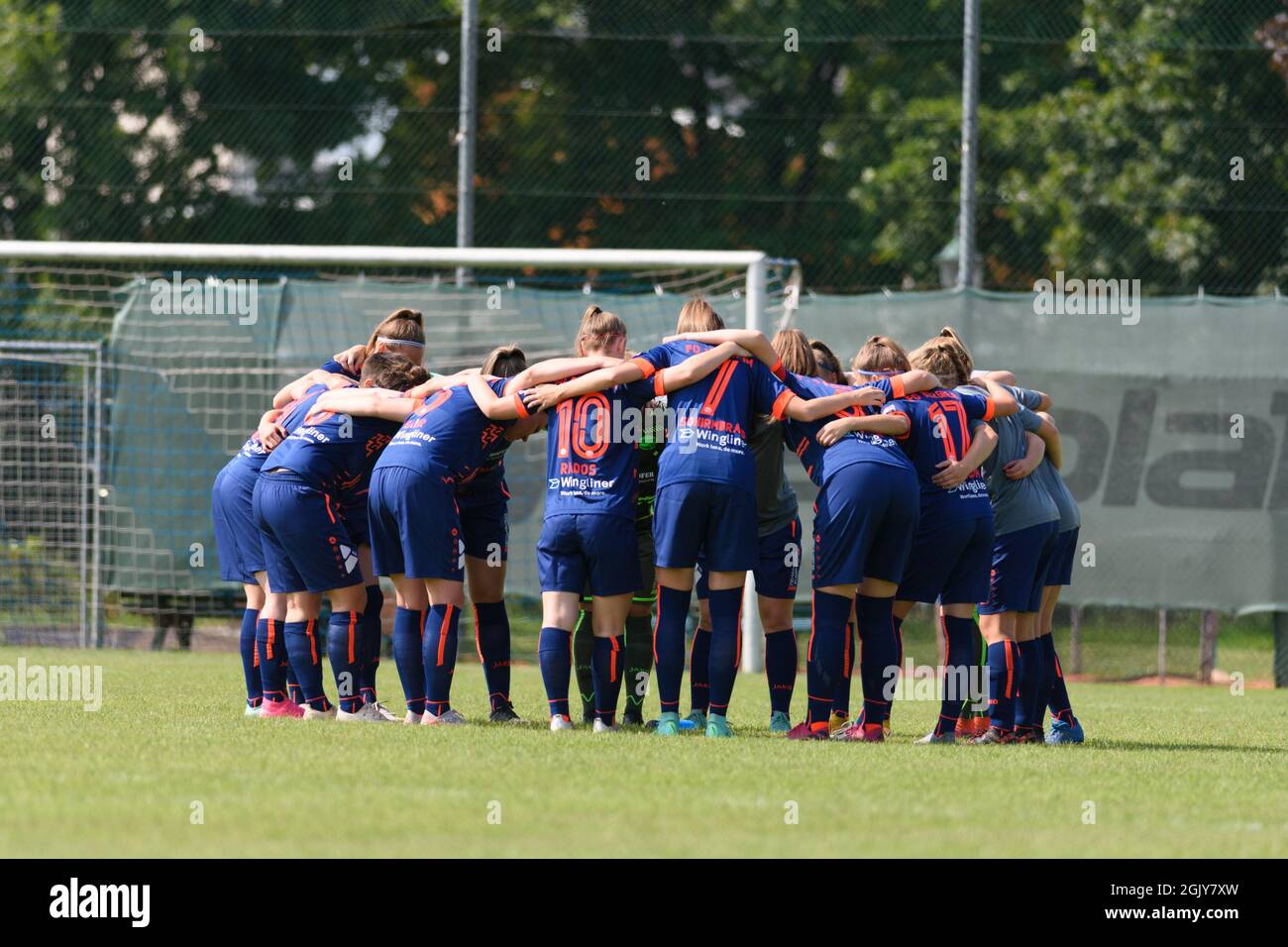 Vor dem Bundesliga-Spiel Planet Pure Frauen zwischen dem FC Bergheim und Wacker Innsbruck im FC Bergheim Stadion, Österreich, spielt der FC Bergheim. Stockfoto