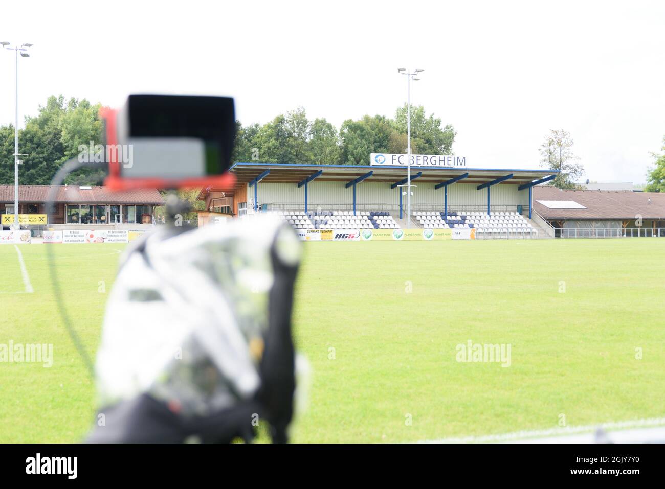 TV Kamera und Hauptstand vor dem Bundesliga-Spiel Planet Pure Frauen zwischen FC Bergheim und Wacker Innsbruck im FC Bergheim Stadion, Österreich. Stockfoto