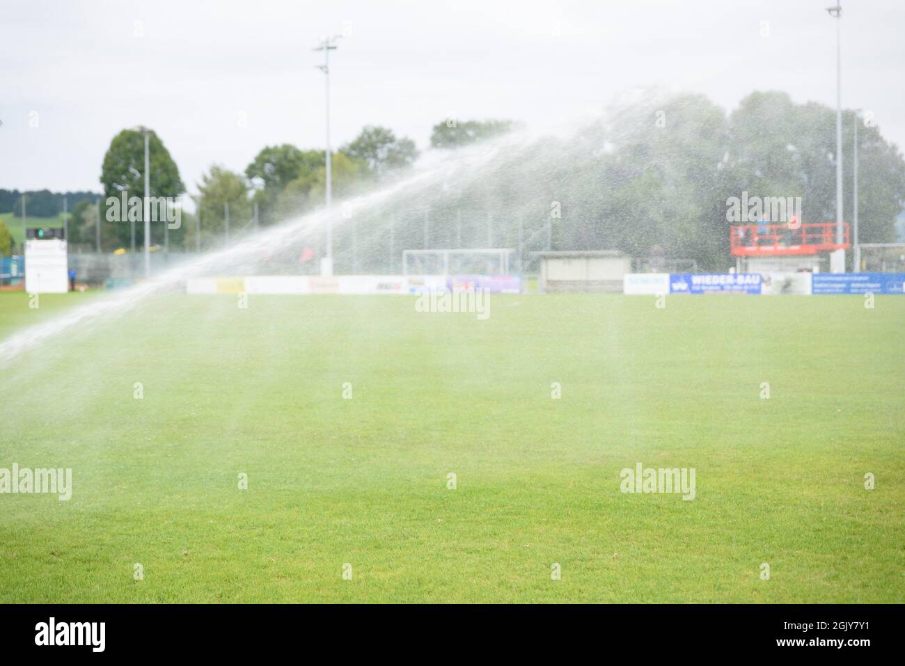 Vor dem Bundesliga-Spiel Planet Pure Frauen zwischen FC Bergheim und Wacker Innsbruck im FC Bergheim Stadion, Österreich, wird der Platz in Bergheoim bewässert. Stockfoto