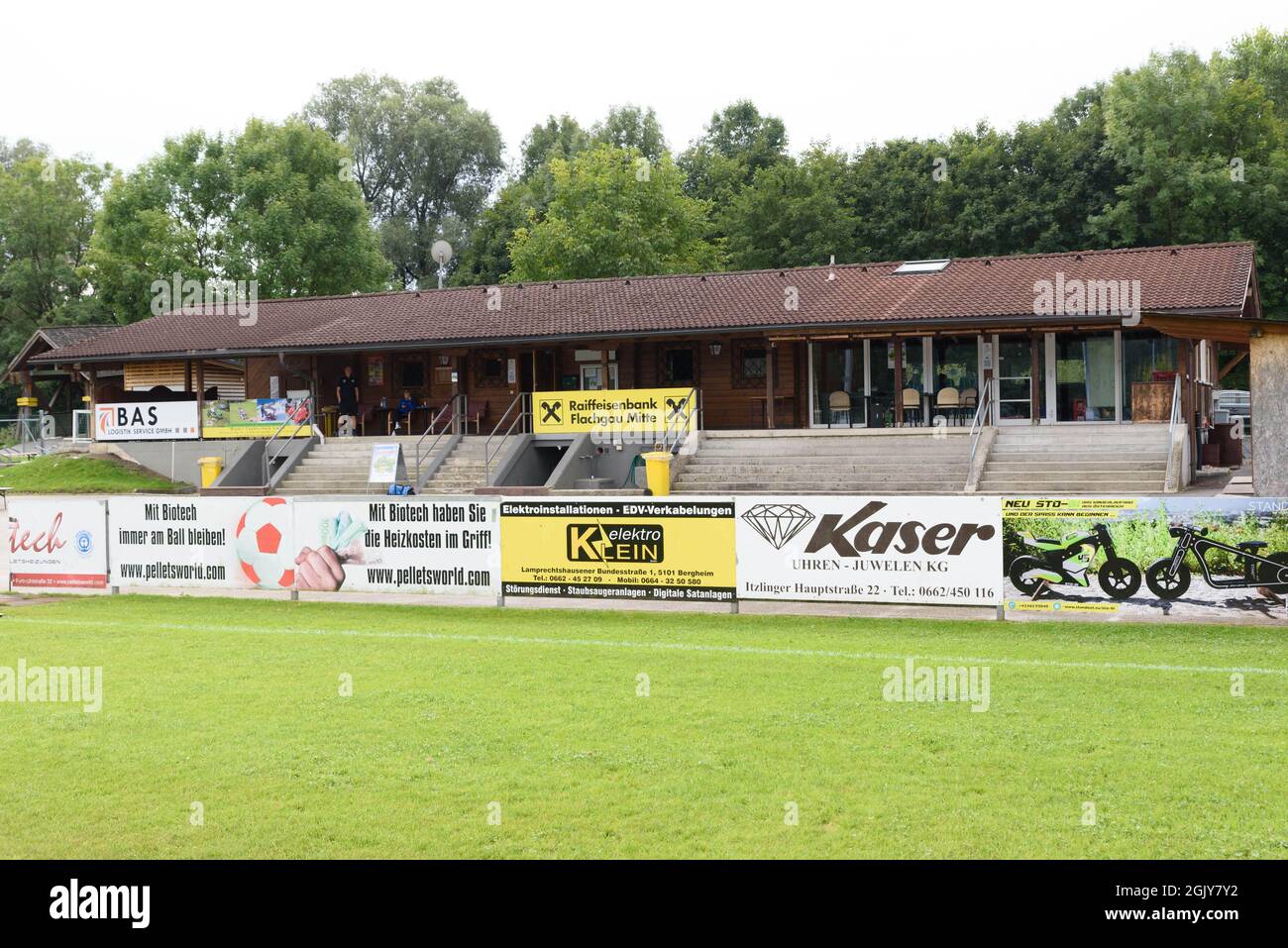 Das Clubhaus des FC Bergheim beim Bundesliga-Spiel Planet Pure Frauen zwischen dem FC Bergheim und Wacker Innsbruck im FC Bergheim Stadion, Österreich. Stockfoto