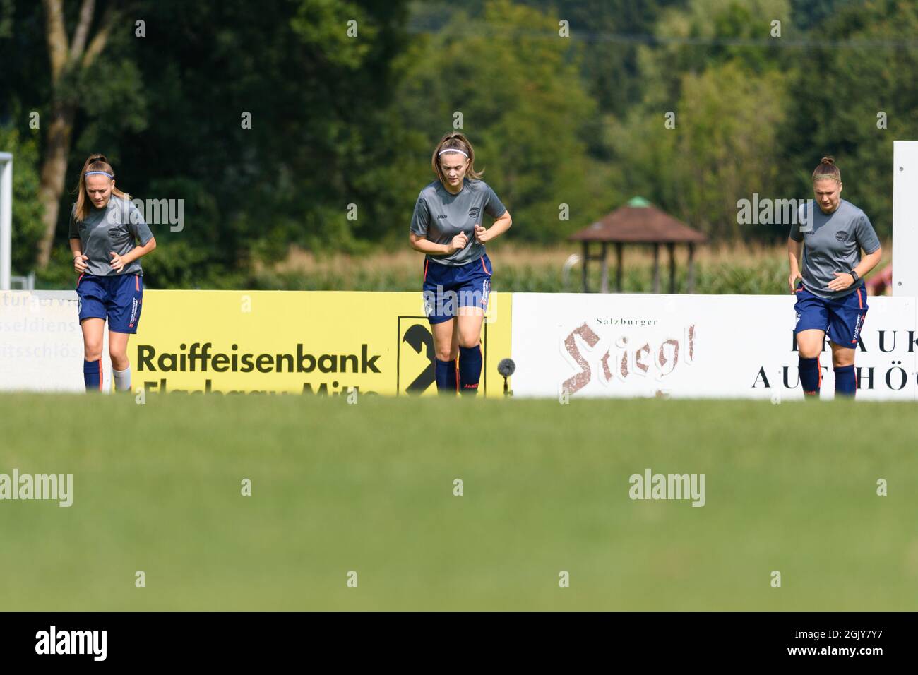 Die Spieler des FC Bergheim wärmen sich vor dem Bundesliga-Spiel Planet Pure Frauen zwischen dem FC Bergheim und Wacker Innsbruck im FC Bergheim Stadion, Österreich. Stockfoto