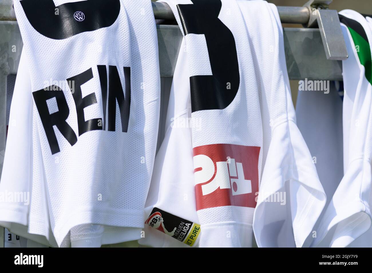 Nahaufnahme der Wacker Innsbruck Trikots vor dem Bundesliga-Spiel Planet Pure Frauen zwischen FC Bergheim und Wacker Innsbruck im FC Bergheim Stadion, Österreich. Stockfoto