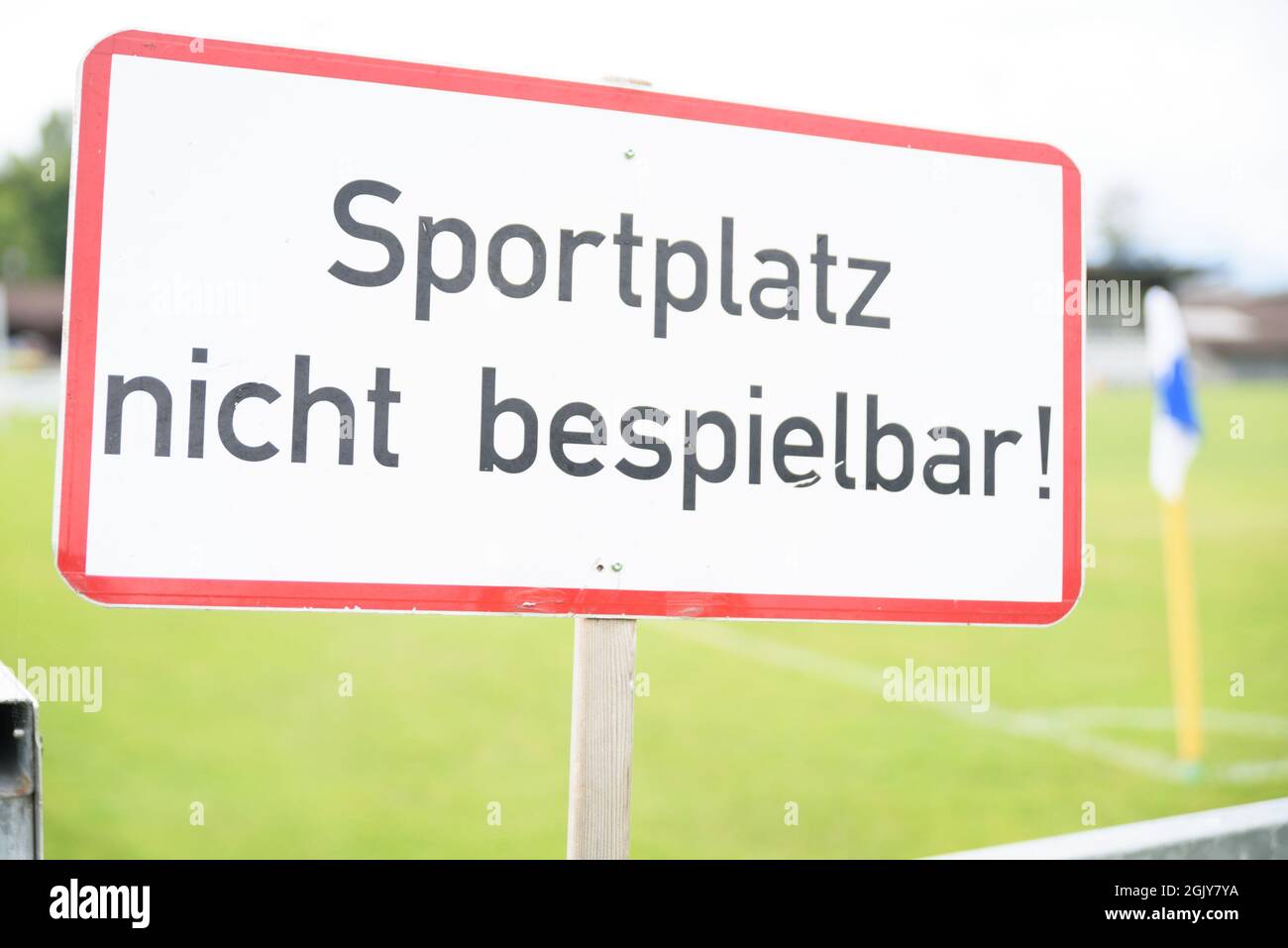 Sportplatz nicht spielbar vor dem Bundesliga-Spiel Planet Pure Frauen zwischen FC Bergheim und Wacker Innsbruck im FC Bergheim Stadion, Österreich. Stockfoto