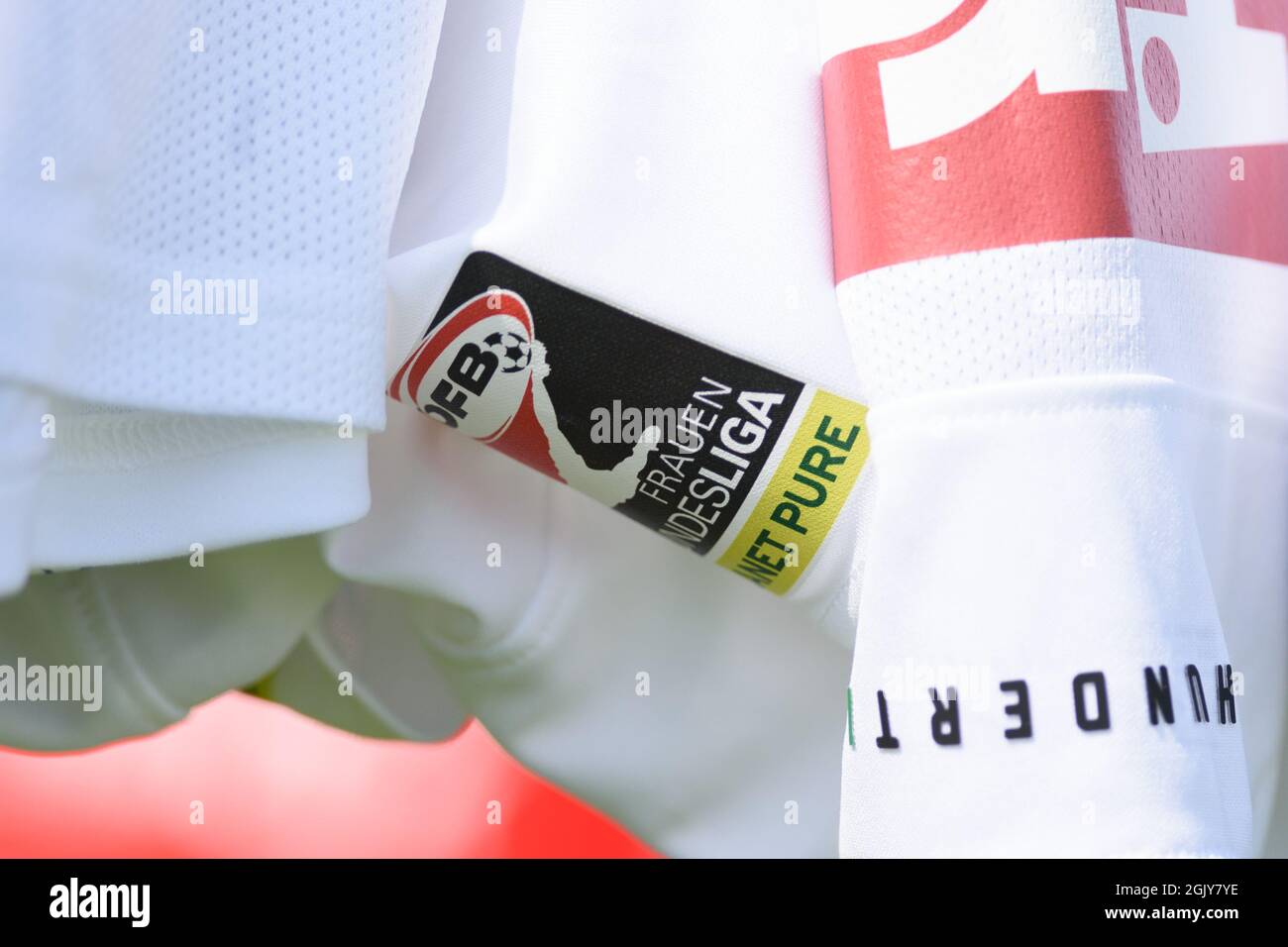 Nahaufnahme des Bundesligaabzeichens von Planet Pure Frauen vor dem Bundesliga-Spiel von Planet Pure Frauen zwischen dem FC Bergheim und Wacker Innsbruck im FC Bergheim Stadion, Österreich. Stockfoto