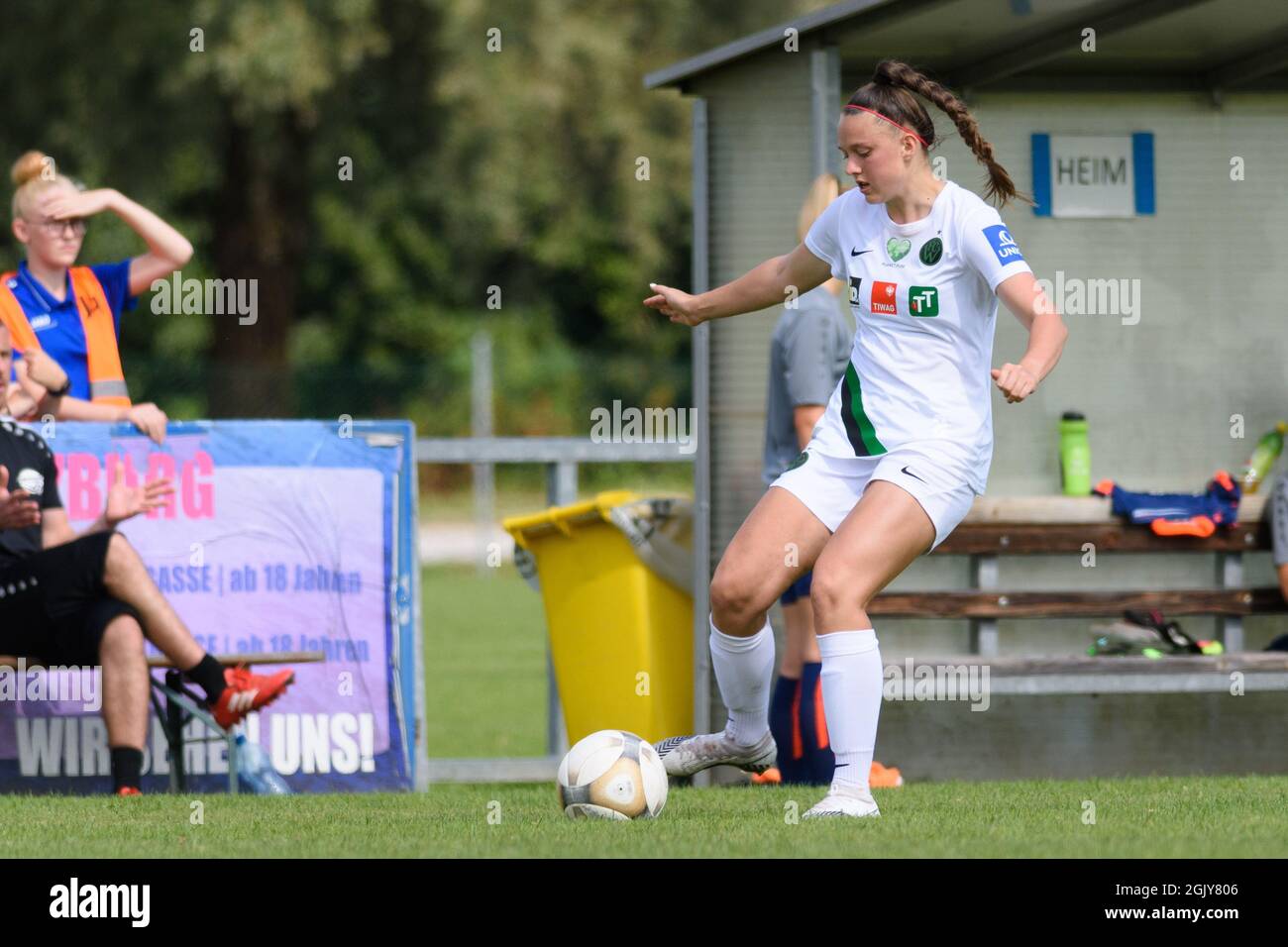 Jana Mayer (8 Wacker Innsbruck) beim Bundesliga-Spiel Planet Pure Frauen zwischen dem FC Bergheim und Wacker Innsbruck im FC Bergheim Stadion, Österreich. Stockfoto