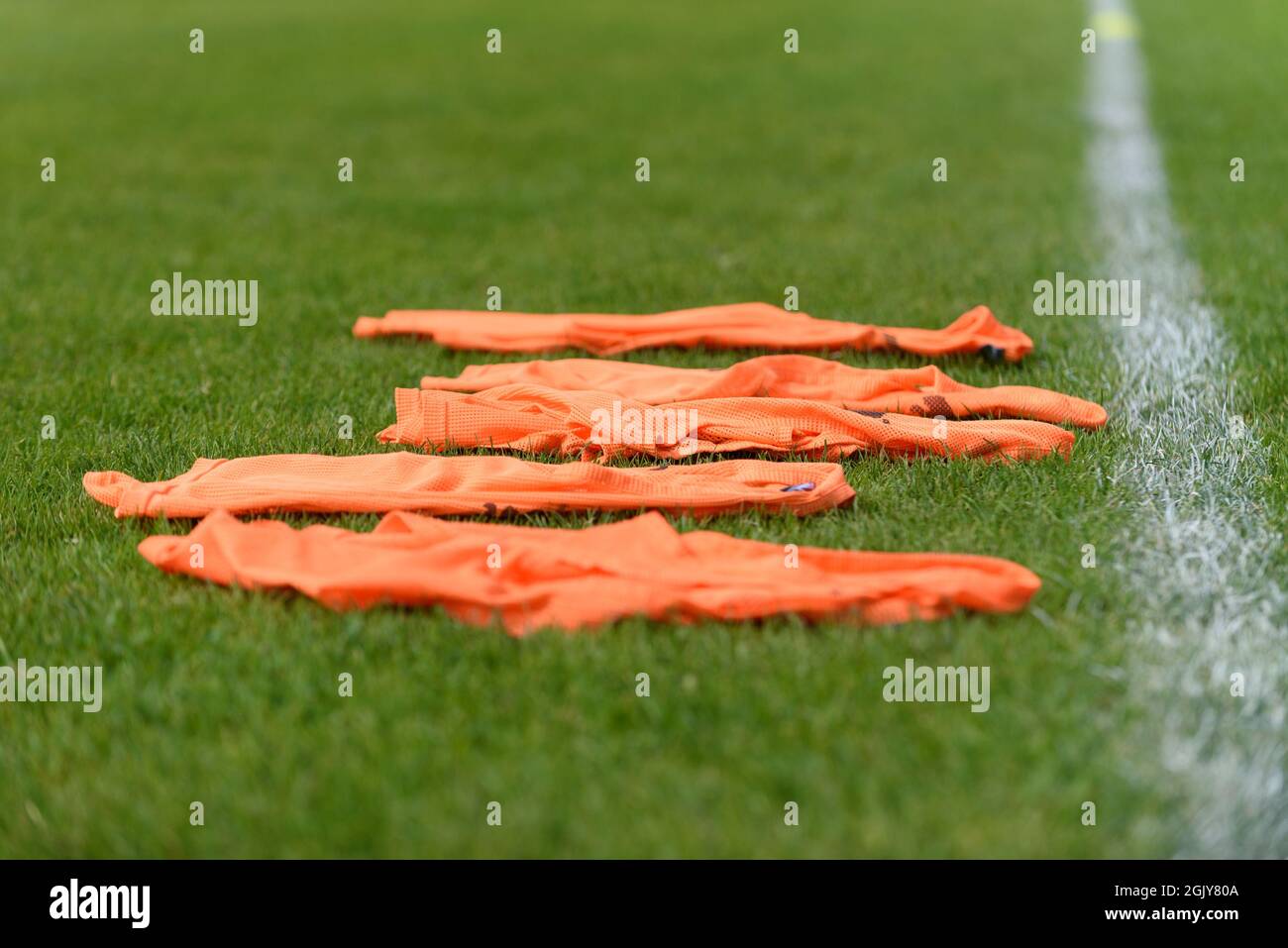 Trainingsbätzchen auf dem Spielfeld vor dem Bundesliga-Spiel Planet Pure Frauen zwischen FC Bergheim und Wacker Innsbruck im FC Bergheim Stadion, Österreich. Stockfoto
