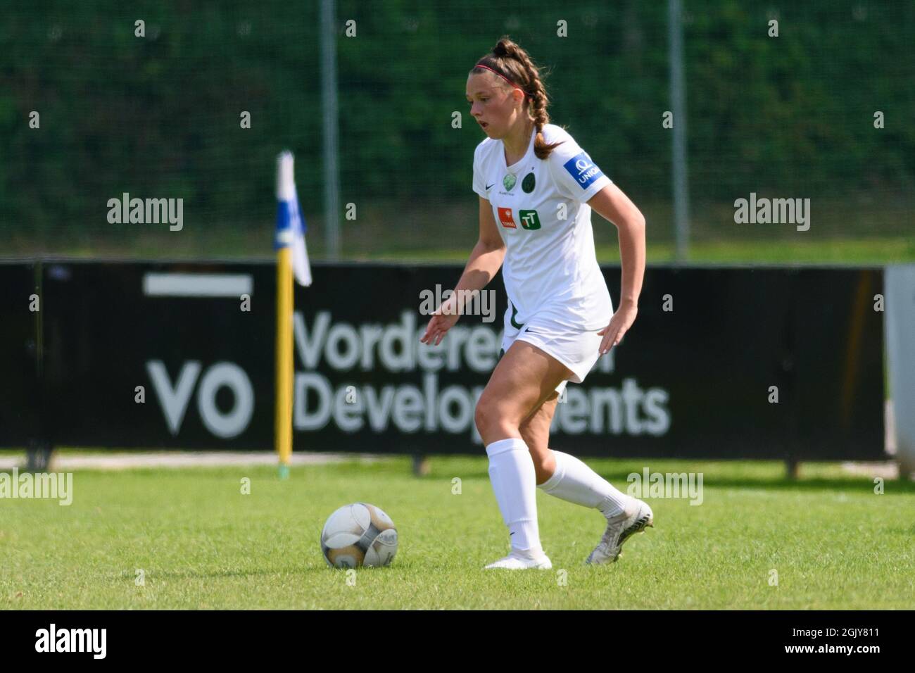Jana Mayer (8 Wacker Innsbruck) beim Bundesliga-Spiel Planet Pure Frauen zwischen dem FC Bergheim und Wacker Innsbruck im FC Bergheim Stadion, Österreich. Stockfoto