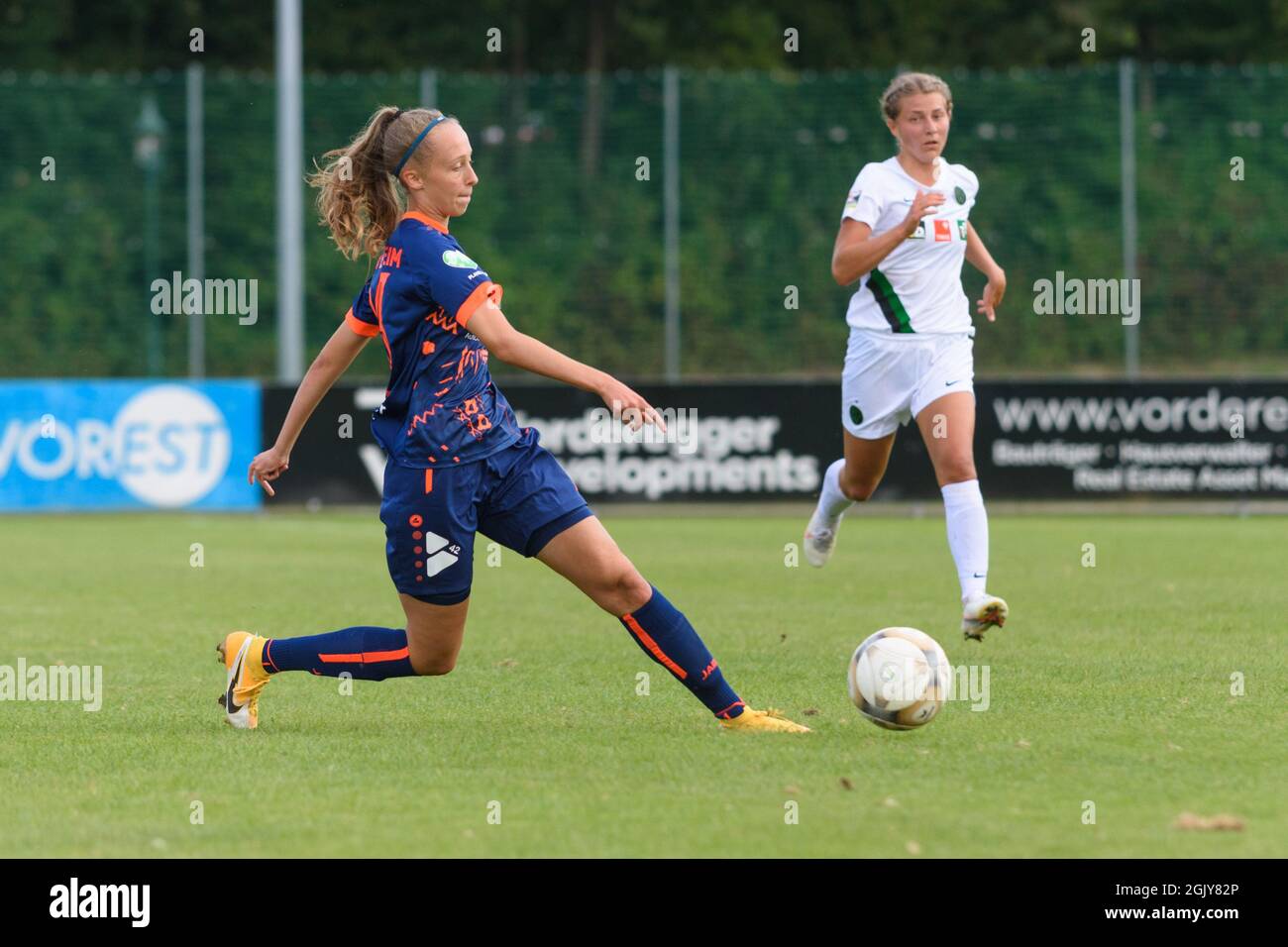 Christina Gierzinger (16 FC Bergheim) beim Bundesliga-Spiel Planet Pure Frauen zwischen dem FC Bergheim und Wacker Innsbruck im FC Bergheim Stadion, Österreich. Stockfoto