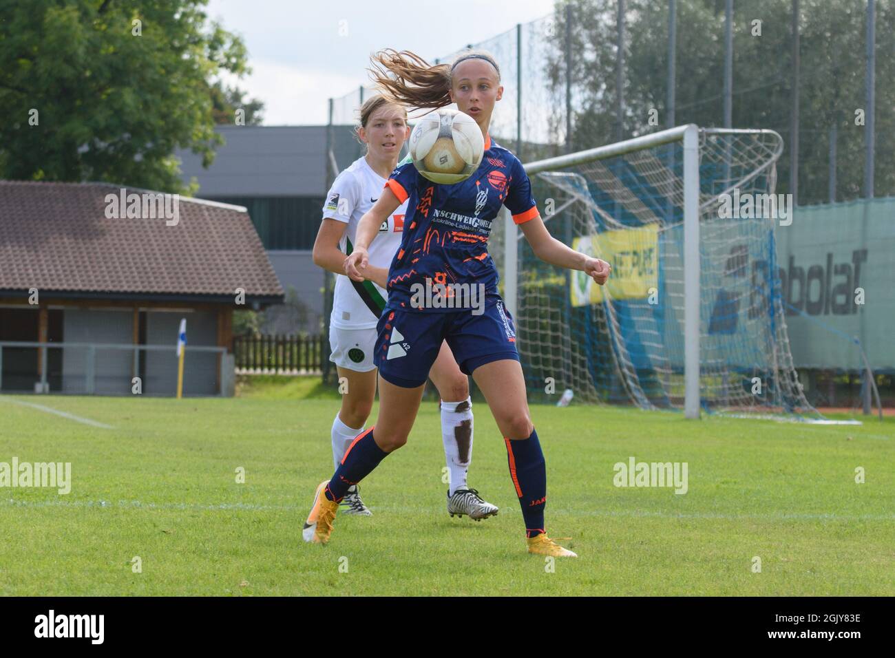 Christina Gierzinger (16 FC Bergheim) beim Bundesliga-Spiel Planet Pure Frauen zwischen dem FC Bergheim und Wacker Innsbruck im FC Bergheim Stadion, Österreich. Stockfoto