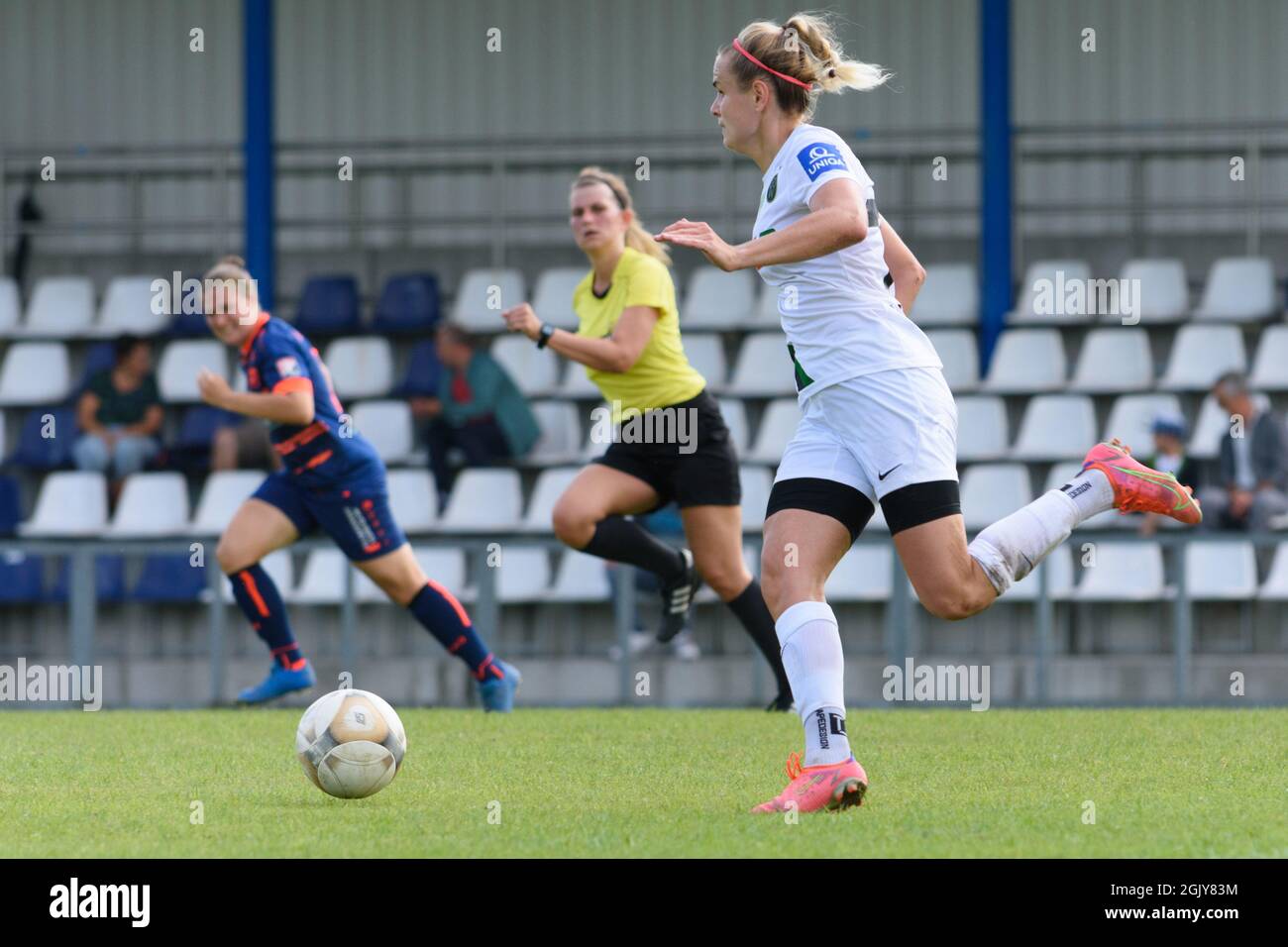 Diana Lemesova (77 Wacker Innsbruck) beim Bundesliga-Spiel Planet Pure Frauen zwischen dem FC Bergheim und Wacker Innsbruck im FC Bergheim Stadion, Österreich. Stockfoto