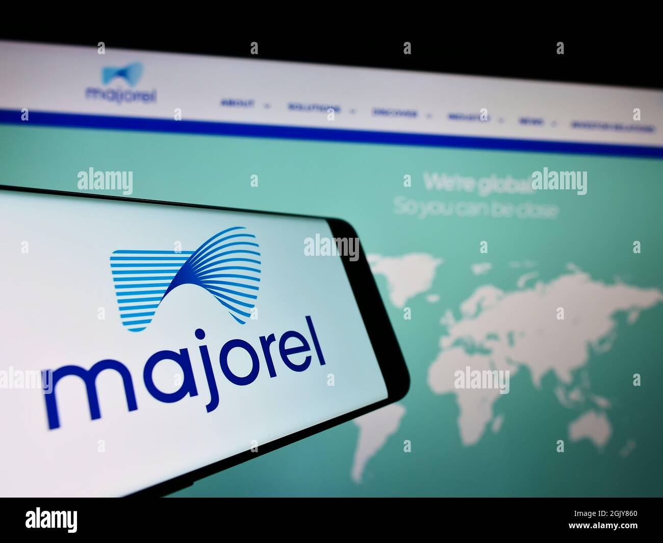 Handy mit Logo des Dienstleistungsunternehmens Majorel Group Luxembourg SA auf dem Bildschirm vor der Business-Website. Konzentrieren Sie sich auf die Mitte rechts des Telefondisplays. Stockfoto
