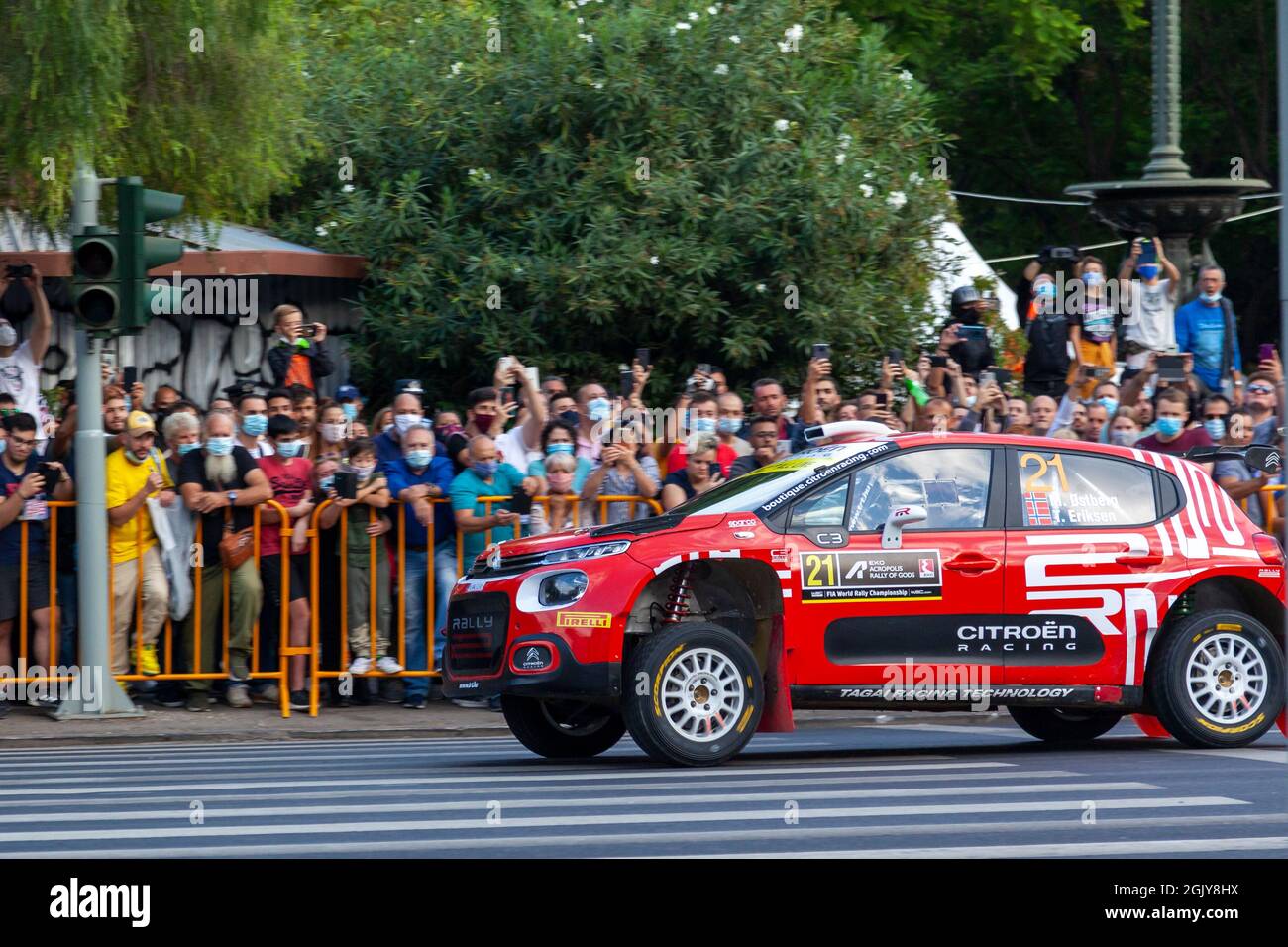 Der Rennwagen des TRT World Rally Teams, der sich auf der ersten Etappe der Rallye Acropolis 2021 in Athen, Griechenland, befand. Stockfoto