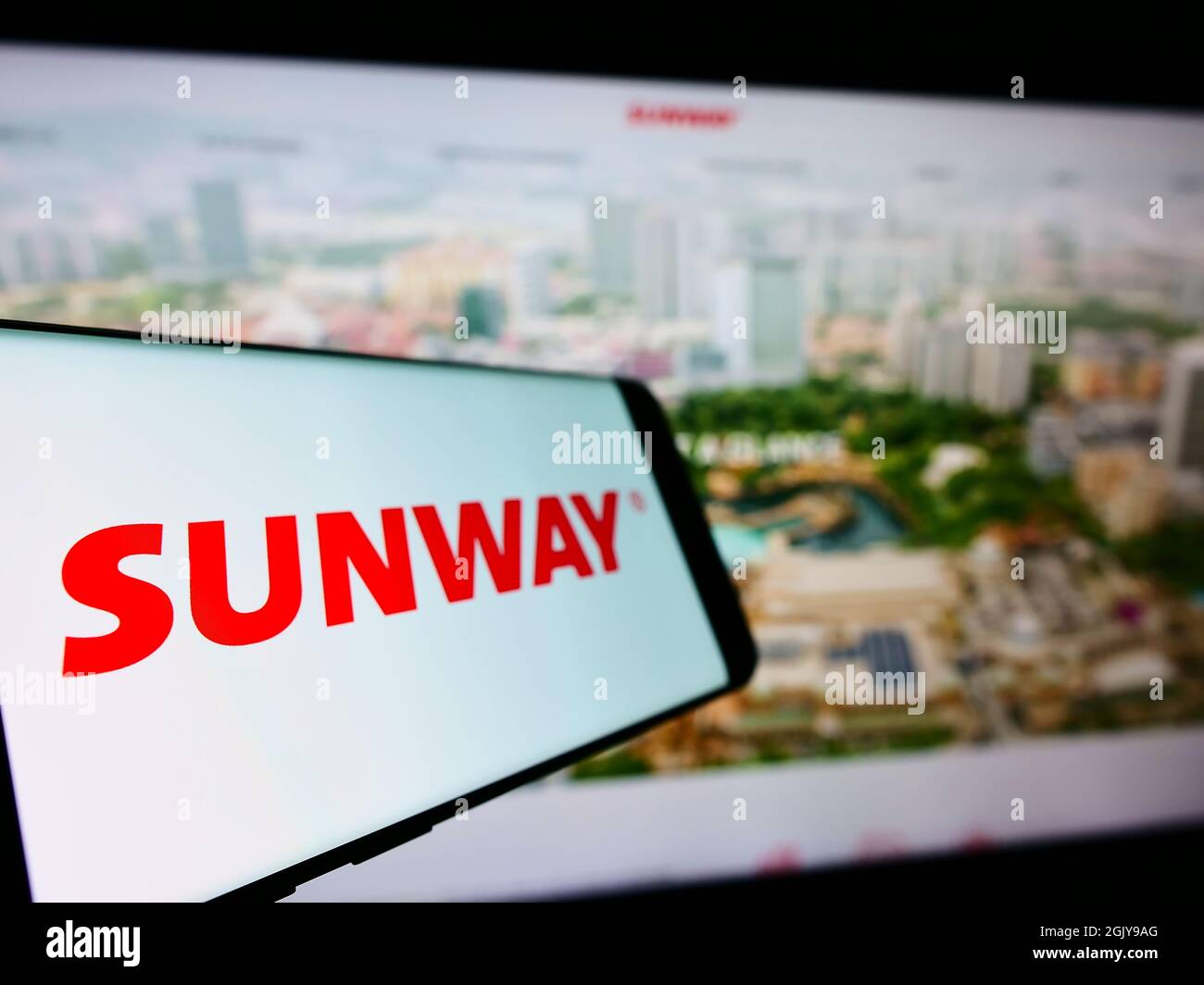 Mobiltelefon mit Logo des malaysischen Konglomerats Sunway Berhad auf dem Bildschirm vor der Unternehmenswebsite. Konzentrieren Sie sich auf die linke Seite des Telefondisplays. Stockfoto