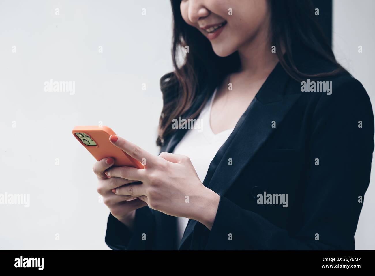 Geschäftsfrau, die KYC mit Online-Banking-Anwendung für das digitale Sparkonto macht. Cyber-Sicherheitskonzept. Stockfoto