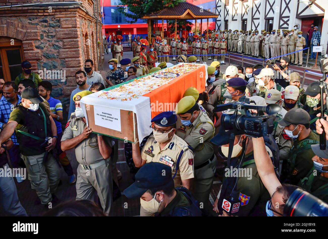 Srinagar, Indien. September 2021. Polizeibeamte tragen den Sarg eines verstorbenen Polizeibeamten Arshid Ahmad während einer Kranzniederlegung in Srinagar. Bei einem mutmaßlichen militanten Angriff in der Altstadt von Srinagar wurde am Sonntag ein Polizeiunterkommissar (SI), Arshid Ahmed, getötet. Den Beamten zufolge haben die mutmaßlichen Militanten am Nachmittag auf Polizisten im Gebiet von Khanyar gefeuert. Kredit: SOPA Images Limited/Alamy Live Nachrichten Stockfoto