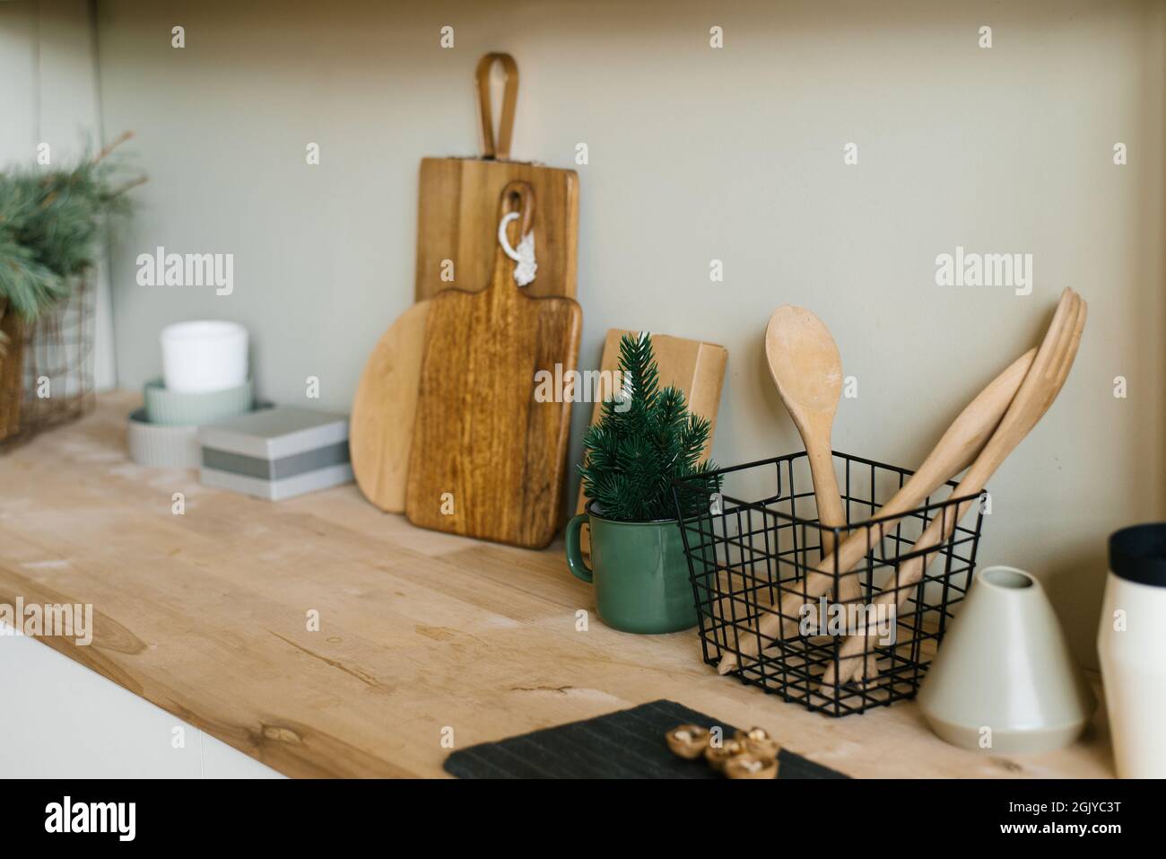 Küchenutensilien im skandinavischen Stil. Holzschneidebretter, Holzlöffel  und Schaufeln. Weihnachtliche Einrichtung Stockfotografie - Alamy