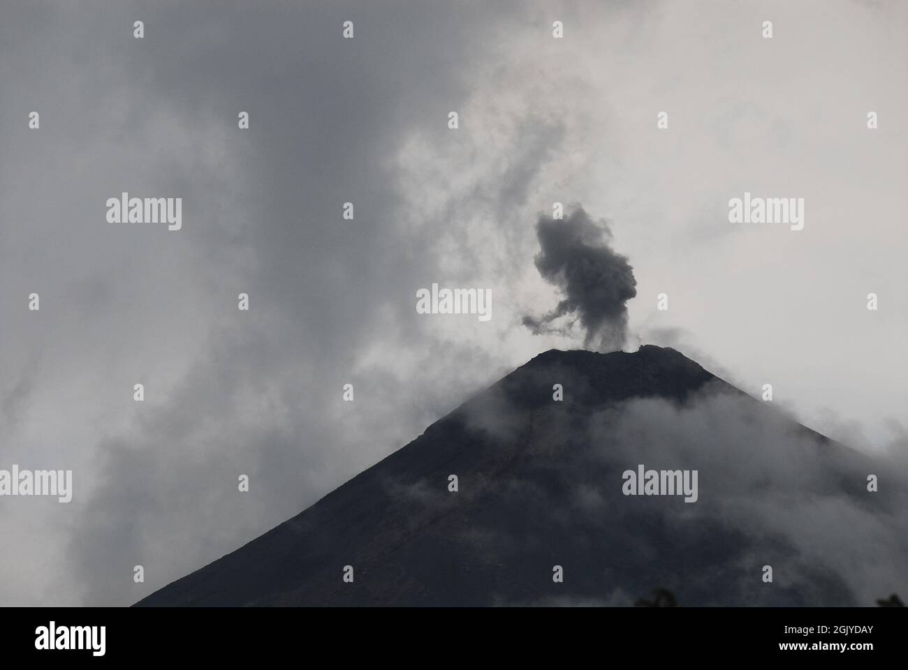 Nahaufnahme eines täglichen Ausbruchs des berüchtigten guatemaltekischen Volcán de Fuego, der im Juni 2018 fast 200 Menschen tötete. Stockfoto