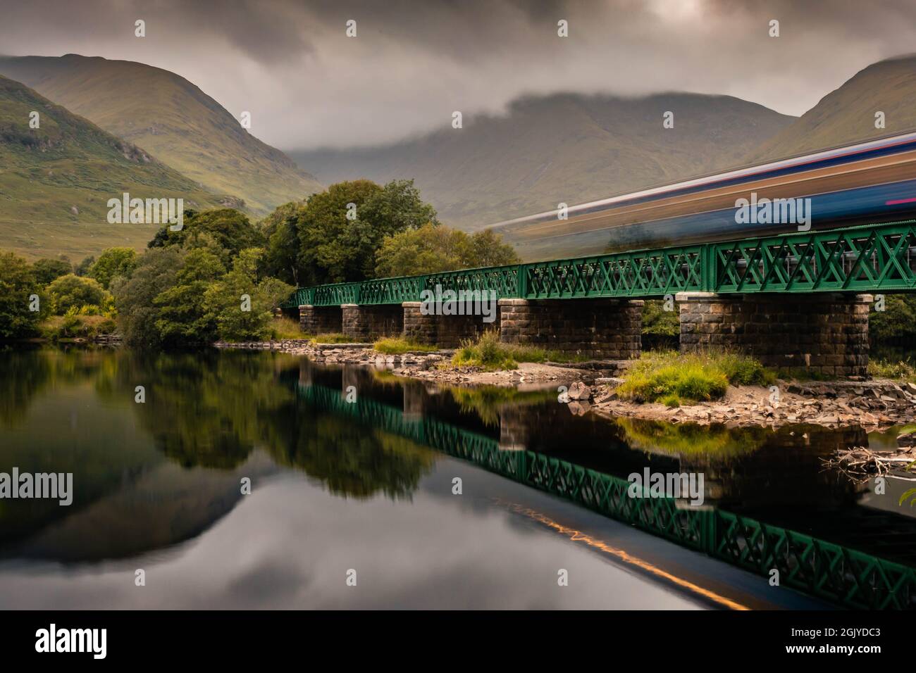 Zug, der über das Loch Awe Viadukt, Argyll und Bute, Schottland, fährt Stockfoto