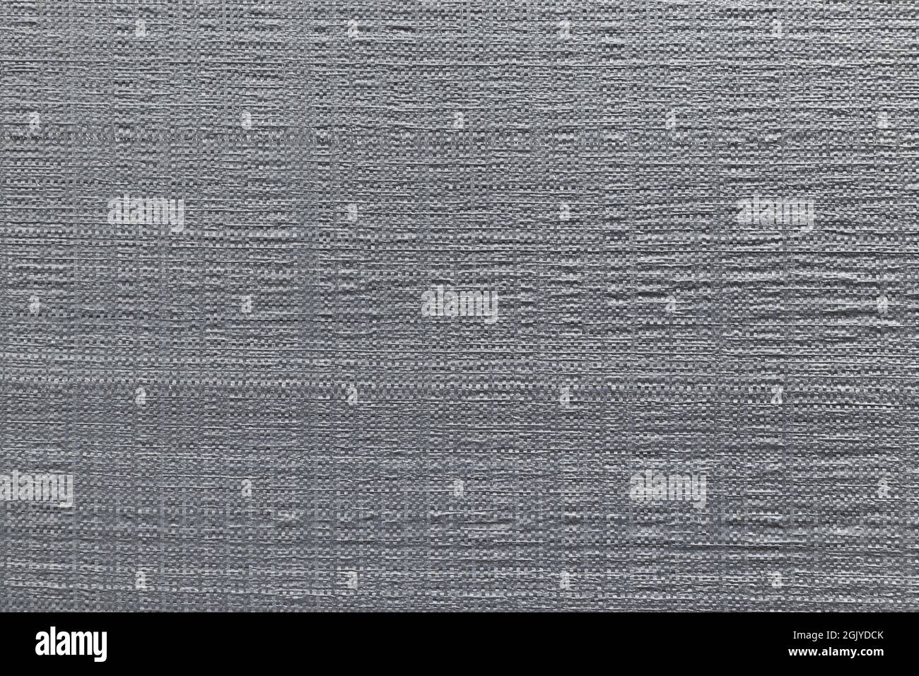 Nahaufnahme von grauem Kunststoff-Webtarp-Material. Abstrakter, hochauflösender, texturierter Hintergrund im Vollformat in Schwarzweiß. Speicherplatz kopieren. Stockfoto