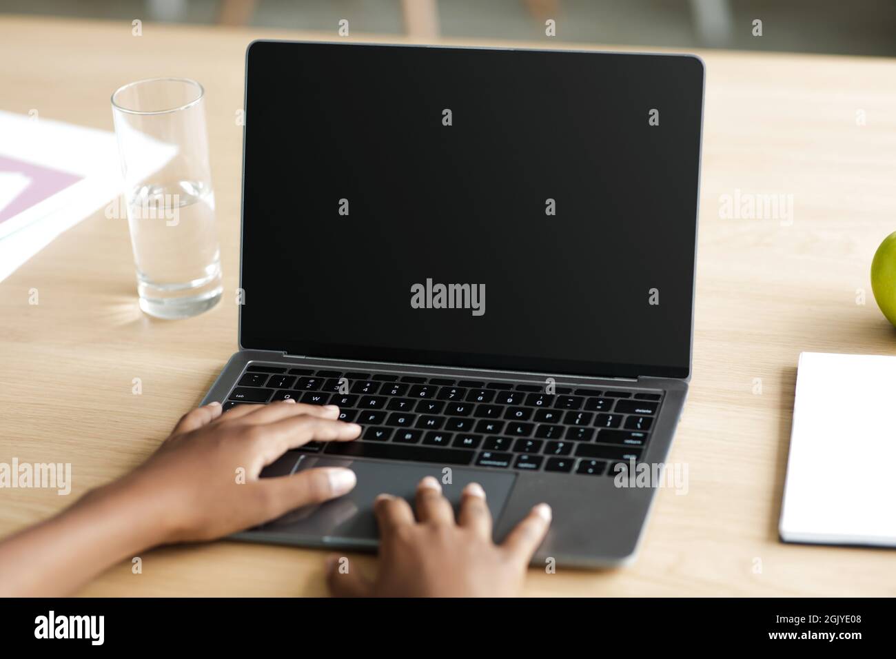 Jugendliche unkenntlich schwarzes Mädchen auf Laptop mit leerem Bildschirm tippen und studieren Stockfoto