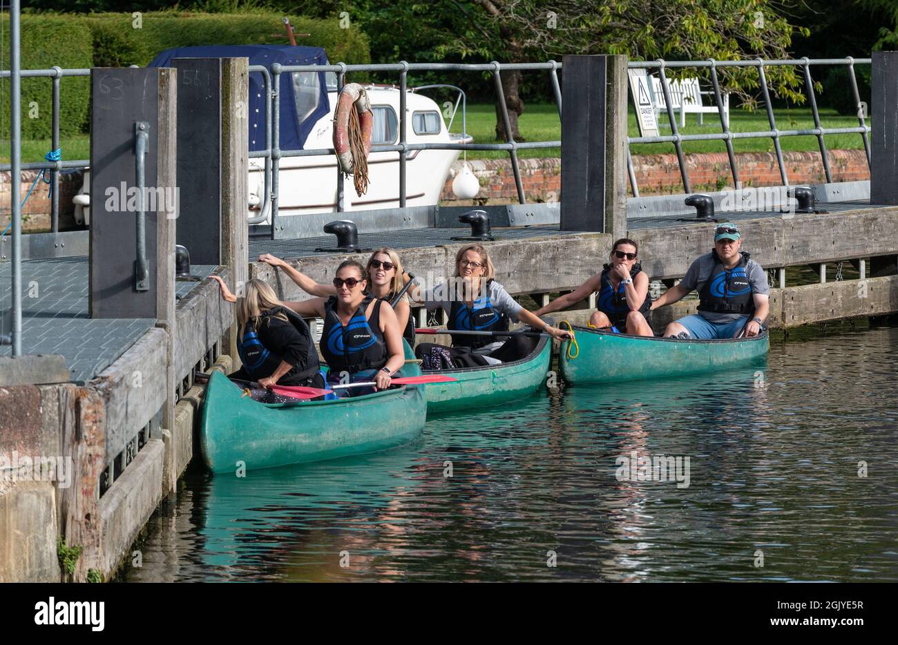 Canoists, an einem geschäftigen Sommertag auf der Themse, warten darauf, Marsh Lock in Henley-on-Thames, Oxfordshire, England, Großbritannien, zu betreten Stockfoto
