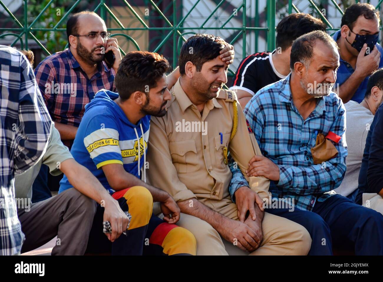 Srinagar, Indien. September 2021. Ein Polizist weint während einer Kranzniederlegung in Srinagar in der Nähe des Sarges eines verstorbenen Polizeibeamten Arshid Ahmad. Bei einem mutmaßlichen militanten Angriff in der Altstadt von Srinagar wurde am Sonntag ein Polizeiunterkommissar (SI), Arshid Ahmed, getötet. Den Beamten zufolge haben die mutmaßlichen Militanten am Nachmittag auf Polizisten im Gebiet von Khanyar gefeuert. (Foto von Saqib Majeed/SOPA Images/Sipa USA) Quelle: SIPA USA/Alamy Live News Stockfoto