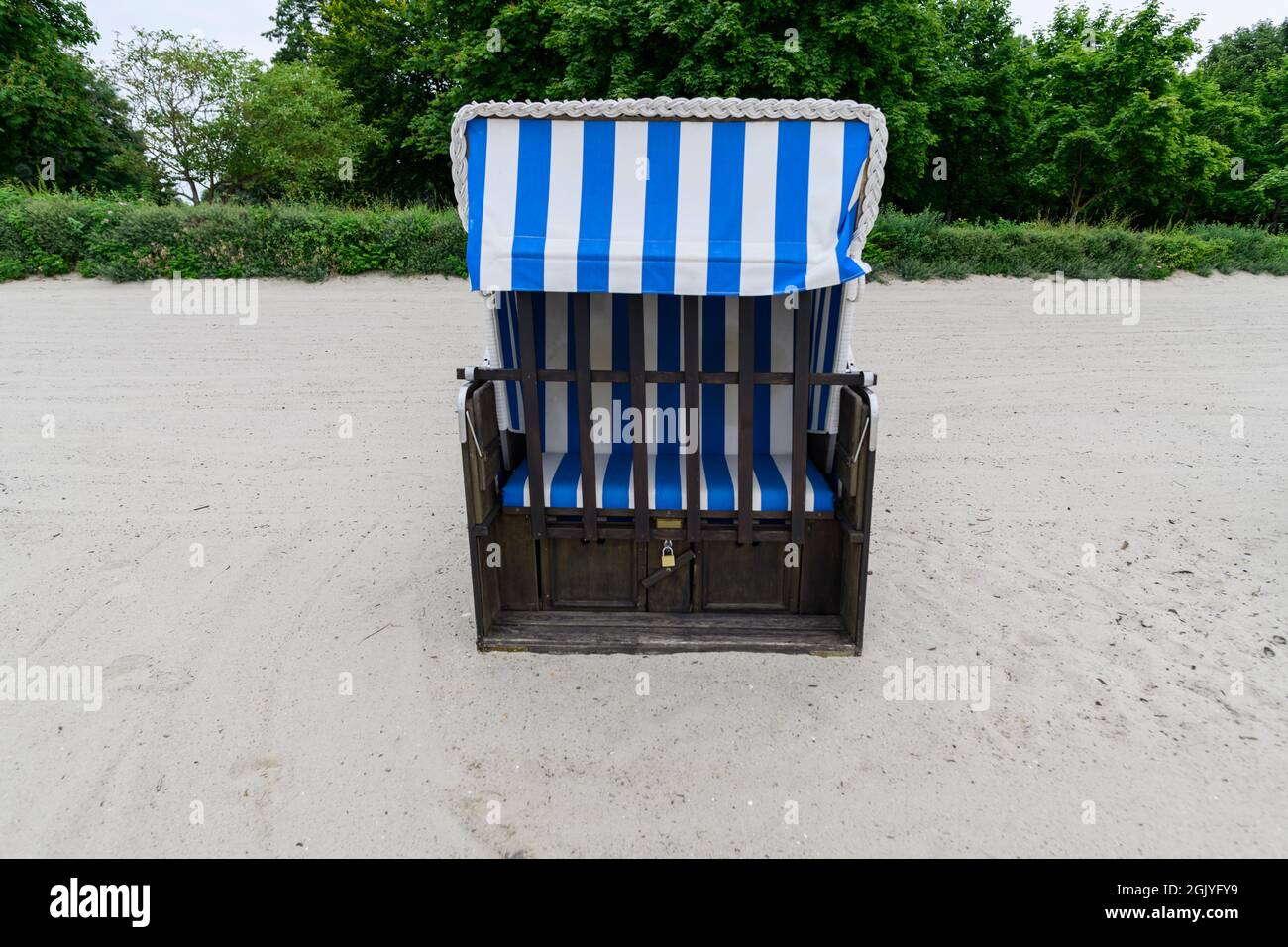 Geschlossener Strandstuhl als Symbol für den Tourismus in der Pandemie, Ende des Urlaubs. Stockfoto