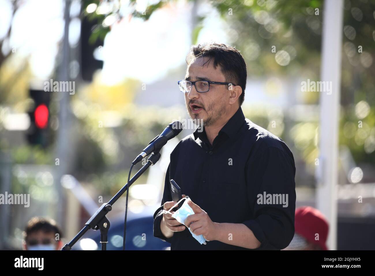 Brisbane, Australien. September 2021. Der pakistanische Imran spricht während der Demonstration.das Refugee Action Collective organisierte eine Kundgebung auf dem King George Square in Brisbane, um mehr Unterstützung für Menschen zu fordern, die der Taliban-Herrschaft in Afghanistan entkommen, sowie mehr dauerhafte Visa, ein Ende des vom UNHCR anerkannten Einreiseverbots für Flüchtlinge über Indonesien und ein Recht auf Familienzusammenführung. Kredit: SOPA Images Limited/Alamy Live Nachrichten Stockfoto