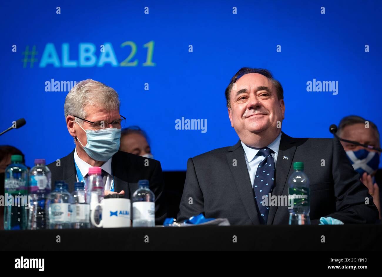 Parteichef Alex Salmond mit dem abtandten Anführer Kenny MacAskill (links) während der ersten Jahreskonferenz der Alba Party im Rathaus von Greenock, Greenock, Inverclyde. Bilddatum: Sonntag, 12. September 2021. Stockfoto