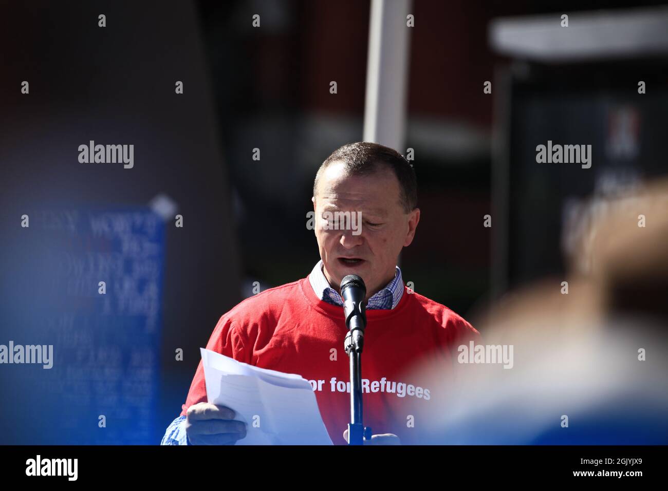 Brisbane, Australien. September 2021. Das Gewerkschaftsmitglied von Moreton Graham Perrett spricht während der Demonstration.das Flüchtlingskollektiv organisierte eine Kundgebung auf dem King George Square in Brisbane, um mehr Unterstützung für Menschen zu fordern, die der Taliban-Herrschaft in Afghanistan entkommen, sowie mehr dauerhafte Visa, Ein Ende des Verbots der Einreise von UNHCR-anerkannten Flüchtlingen über Indonesien und der Rechte auf Familienzusammenführung. (Foto von Joshua Prieto/SOPA Images/Sipa USA) Quelle: SIPA USA/Alamy Live News Stockfoto