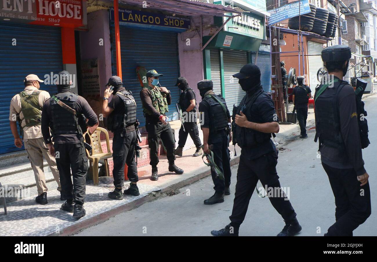 Srinagar, Indien. September 2021. Am 12. September 2021 patrouillieren indische paramilitärische Kräfte in der Nähe des Standorts eines militärischen Angriffs in der Innenstadt von Srinagar, Indien. Ein indischer Polizist, der am Sonntagnachmittag von mutmaßlichen Militanten im indischen Teil Kaschmirs bei einem Angriff getötet wurde. (Foto von Sajad Hameed/INA Photo Agency/Sipa USA) Quelle: SIPA USA/Alamy Live News Stockfoto